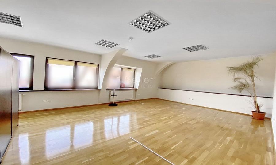 Birou, de 1,985 mp, în Blumăna