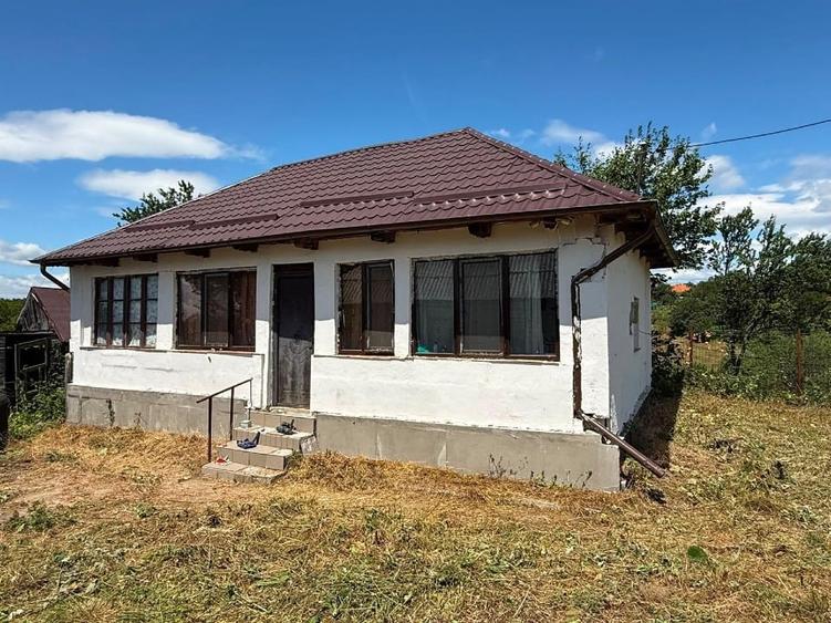 Casă individuală cu 2 camere cu Teren 2900 Mp în Ludu