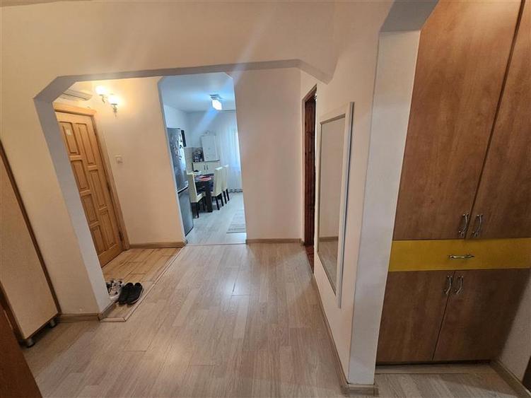 Apartament cu 3 camere decomandat, mobilat în Micro IV