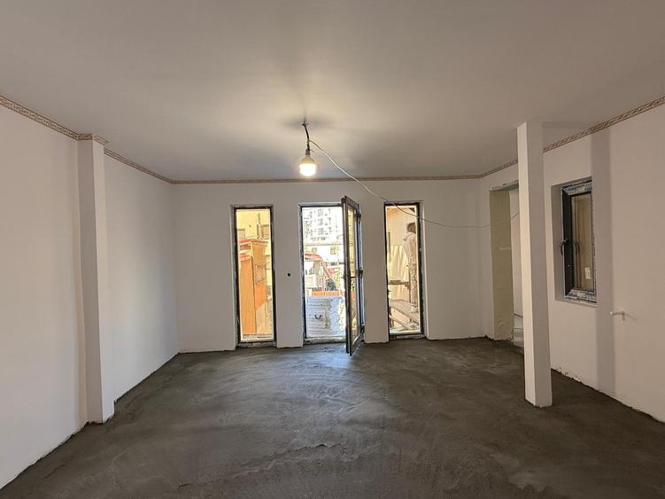 Casă cu 6 camere cu Canalizare în Mihai Bravu