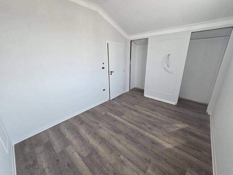 Duplex despartit prin camera tehnica - 4 camere Toate Utilitatile - 10