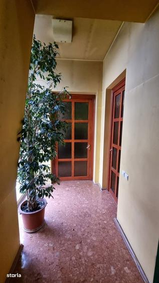 Casa spa?ioasa cu 8 camere, in apropiere de facilita?i - 1