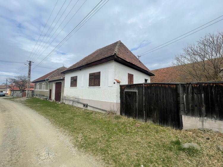 Casa veche cu sura zona linistita - 1