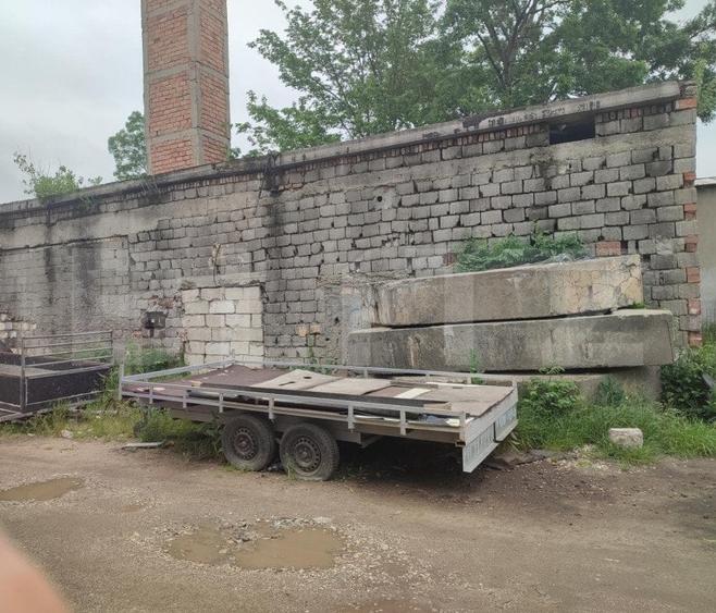 Teren 636 mp , front 21 m , hala demolabila , zona Brestei - 3