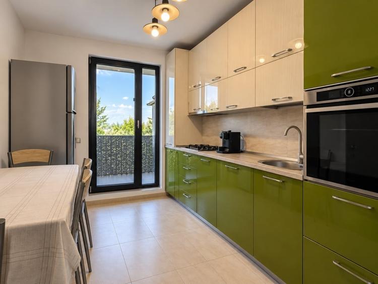 Apartament cu 4 camere decomandat, mobilat în Băneasa