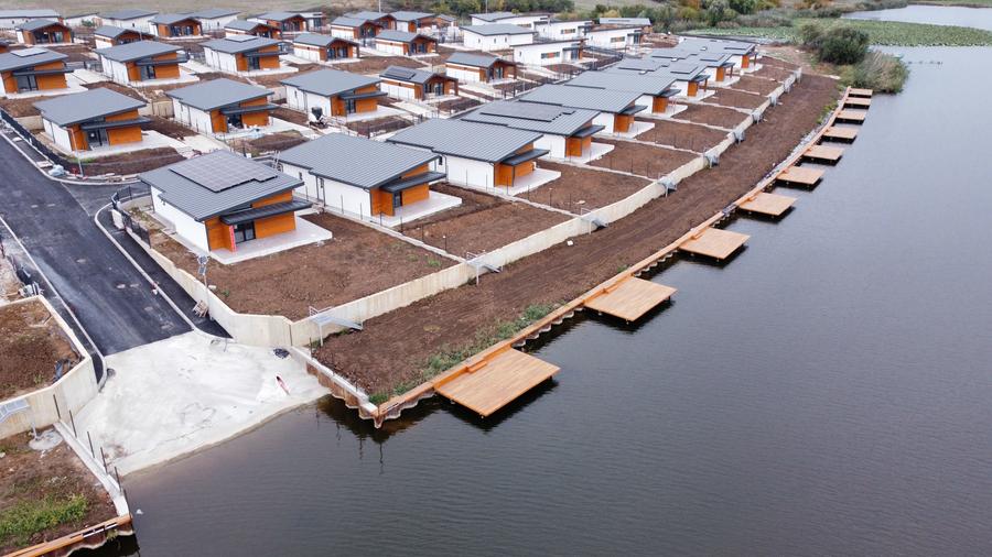 CASA PE MALUL LAUCLUI SNAGOV CU PONTON PRIVAT - 4