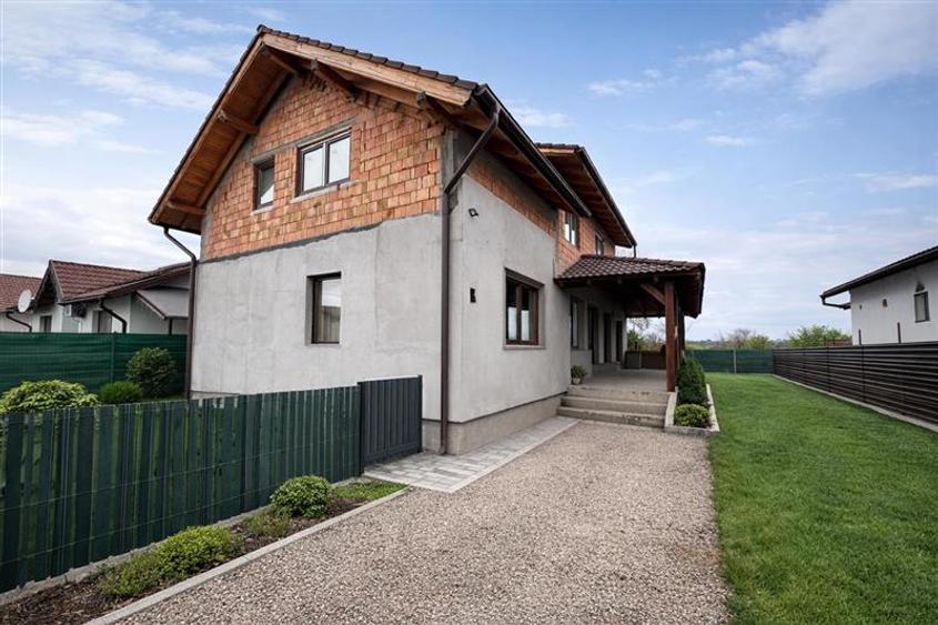 Vila individuala,5 camere,5  bai,170mp utili,areal A,teren 660 mp,Sangeorgiu de - 1