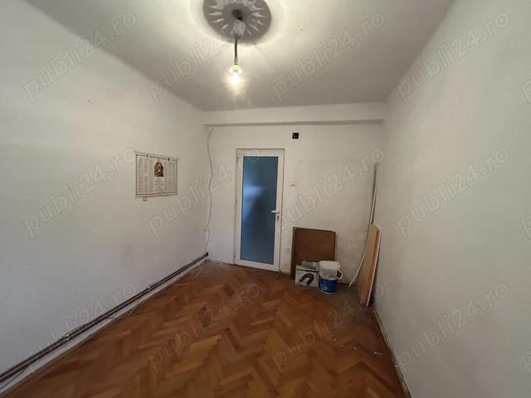 Vand apart.3 cam.ultracentr.,B-dul V.Milea,langa Tribunal,st.68 mp.bloc caramida,et.3 - 3