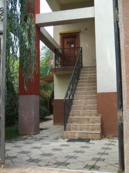 Vand urgent o Vila "Vip 1" - Ds.+P.+1Et.+M. - 14 cam. mari si două terenuri - 4