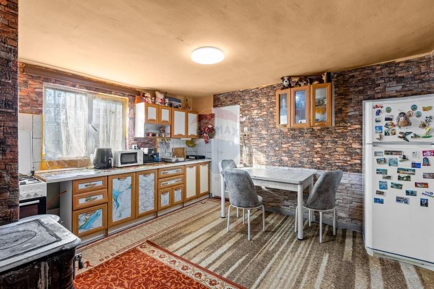 Casă cu 5 camere in Barzava - 8