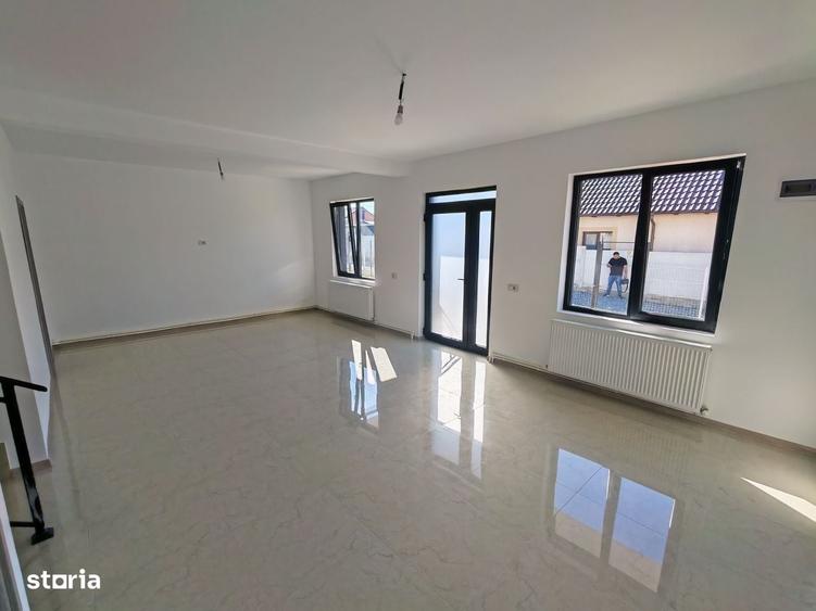 Casă cu 4 camere cu Teren 180 Mp în Lumina