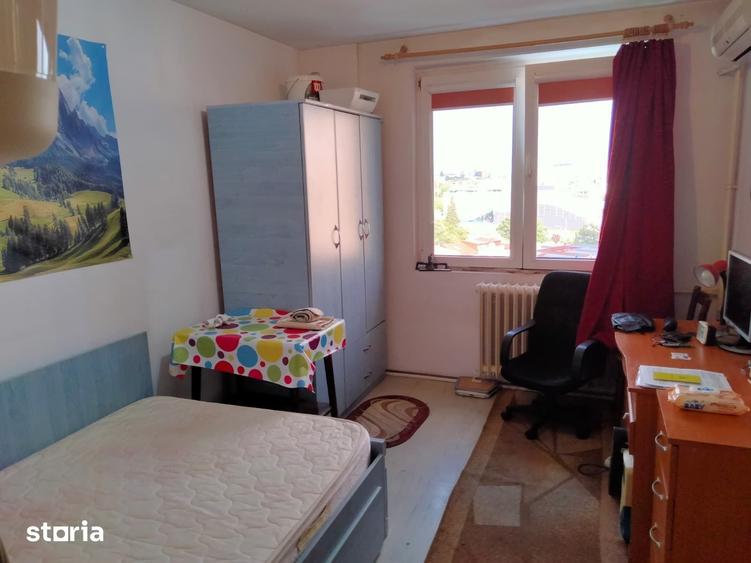 Apartament cu 3 camere semidecomandat în Tei
