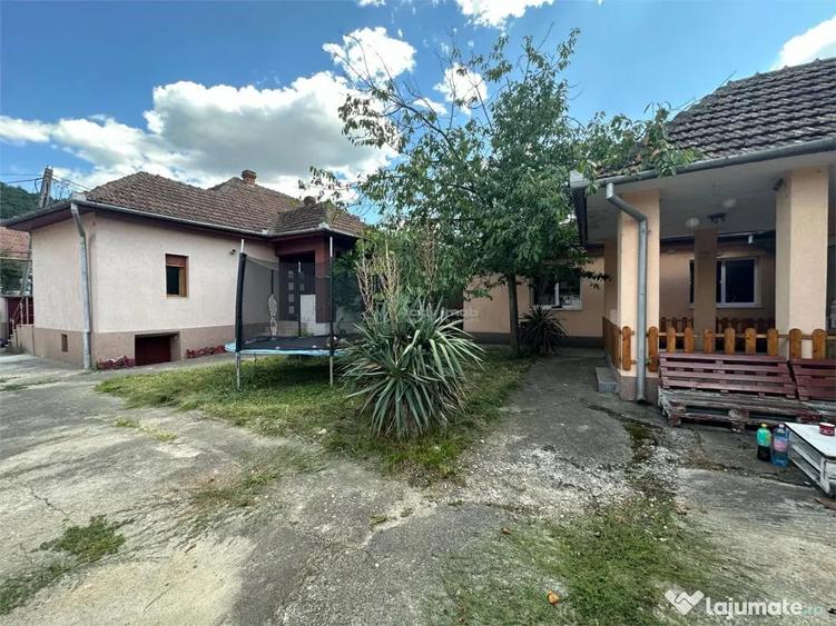 Casă cu 6 camere cu Teren 238 Mp în Central