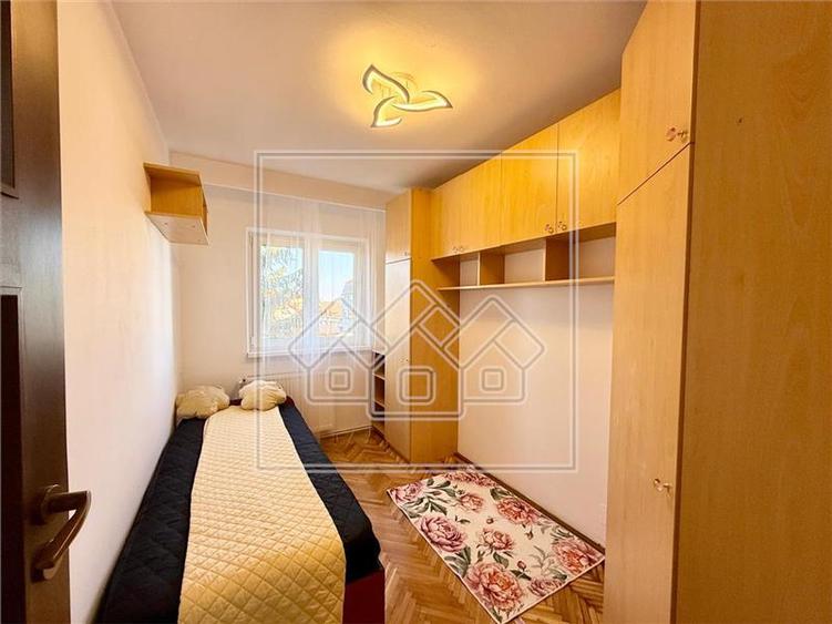 Apartament cu 4 camere decomandat în Valea Aurie