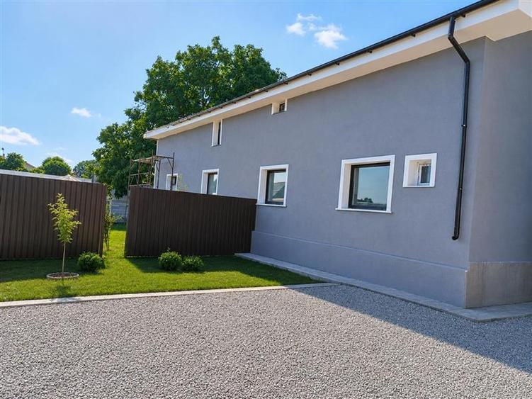 Casă individuală cu 7 camere cu Canalizare în Exterior Est