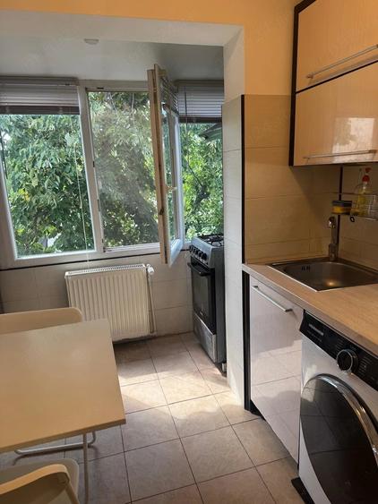 Apartament cu 3 camere semidecomandat în Titan