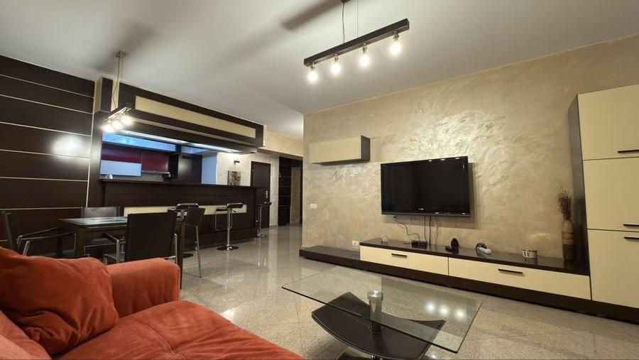 Apartament cu 3 camere decomandat în Runcu