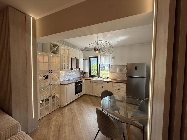 Apartament cu 3 camere semidecomandat, mobilat în Pipera