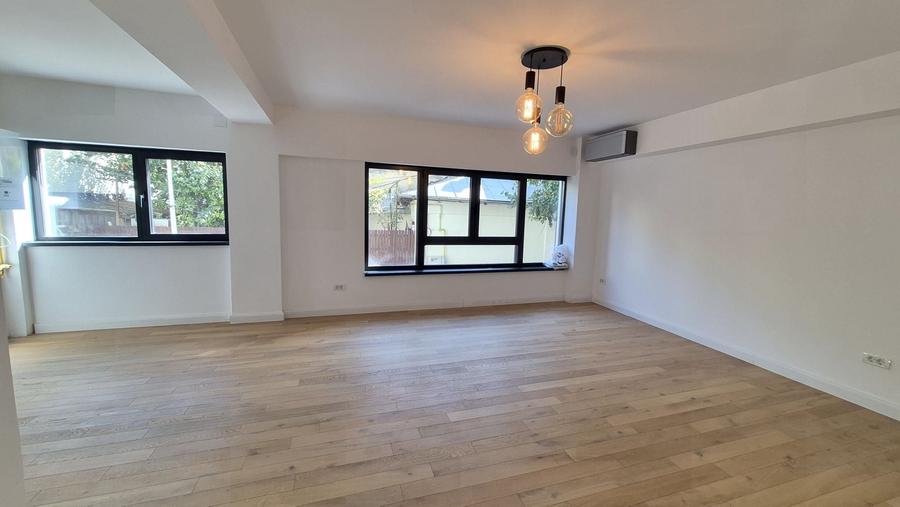 Apartament cu 3 camere decomandat în Polonă