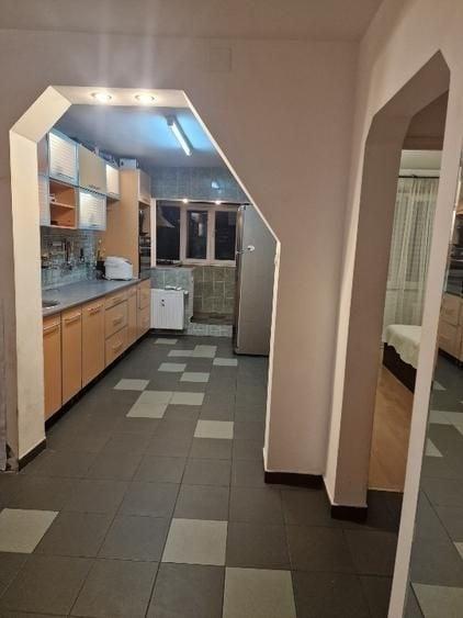 Apartament cu 4 camere semidecomandat, mobilat în Rahova