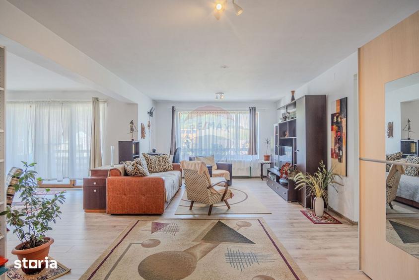Casă cu 8 camere cu Teren 953 Mp în Vulcan