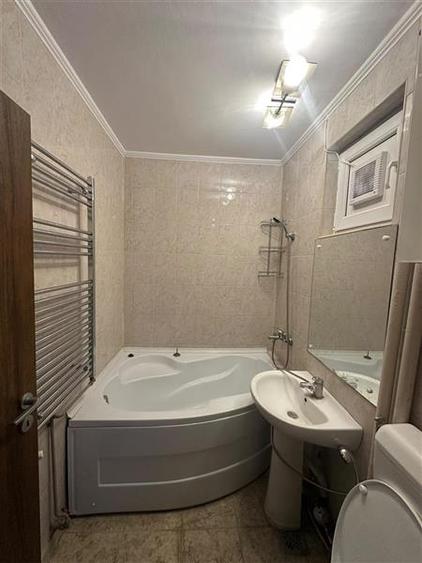 Apartament cu 3 camere semidecomandat în Piața Unirii