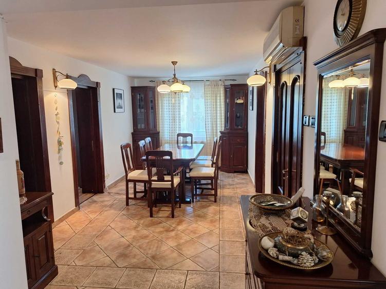 Apartament cu 4 camere decomandat în Albești