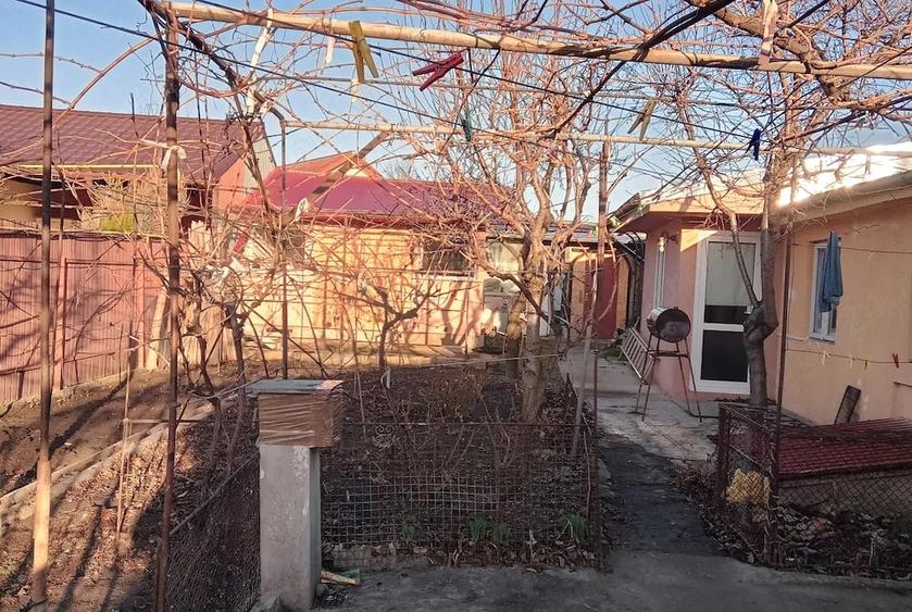 Casă cu Teren 650 Mp în Golești