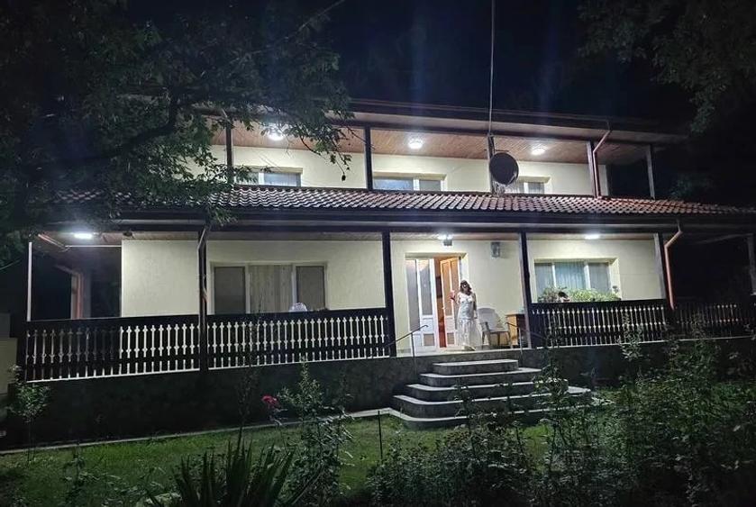 Casă cu 7 camere cu Teren 3000 Mp în Nicorești