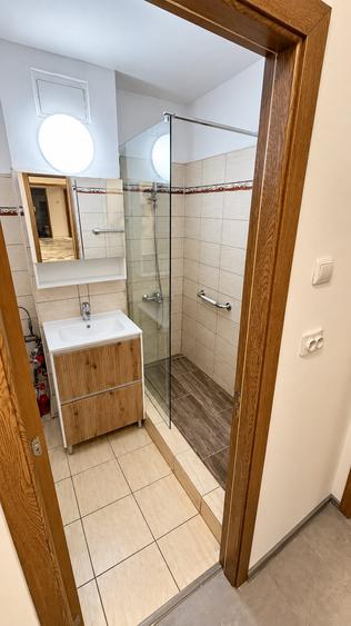 Apartament cu 4 camere semidecomandat, mobilat în Dristor