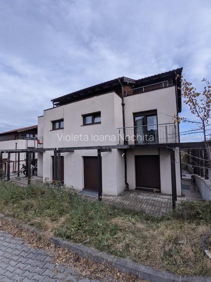 Casa tip duplex de vânzare, 12 camere, 462 mp, zona Eugen Ionesco spre Făget