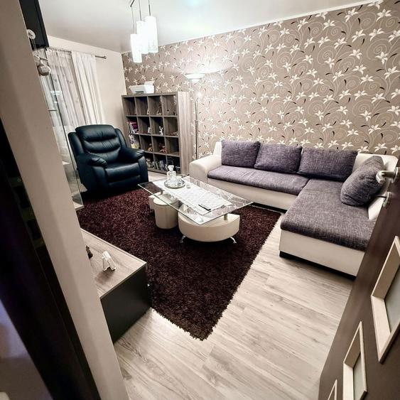 Apartament 3 camere,2 bai,decomandat,zona Politie - 1