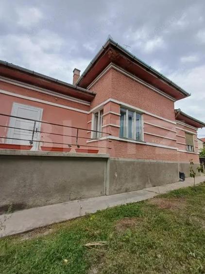 Casa renovabila, 4 camere, 1317 mp teren, zona centrala Turda - 1