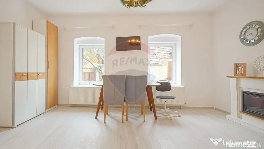 Apartament cu 3 camere semidecomandat în Schei