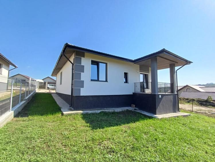 Casa cu 4 camere, 2 bai, beci spatios si 400 mp teren - 2