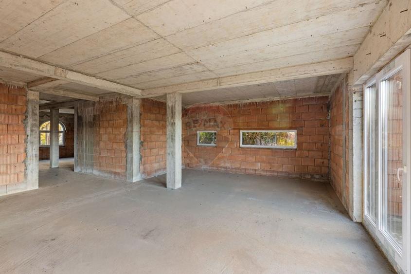 Casa la rosu cu teren generos, 500 mp, situata pe strada Ostasului - 4