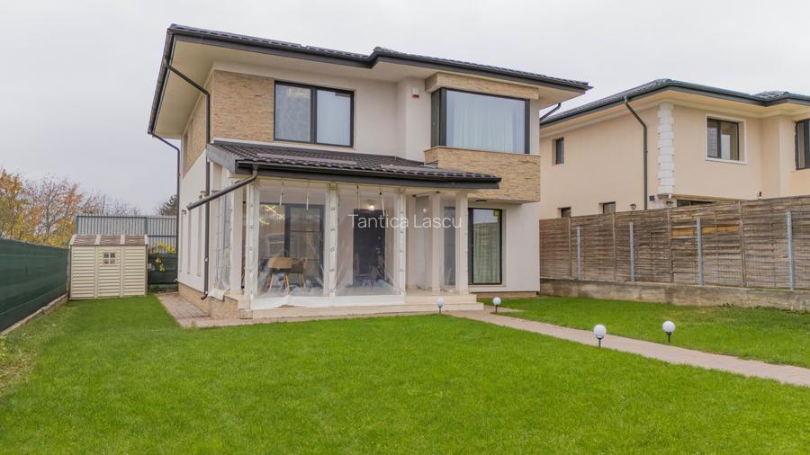 Vilă modernă cu vedere la lac, minicomplex inchis