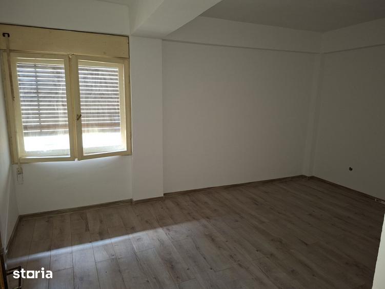Apartament cu 4 camere, mobilat în Central
