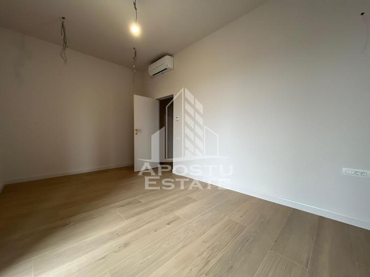 Penthouse cu 4 camere semidecomandat în Torontalului