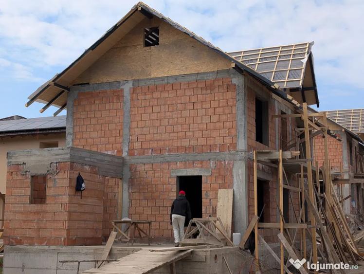 Casă cu 4 camere cu Teren 500 Mp în Măgura