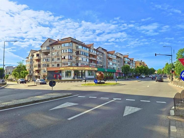Apartament cu 3 camere decomandat în Căzănești (Râmnicu Vâlcea)