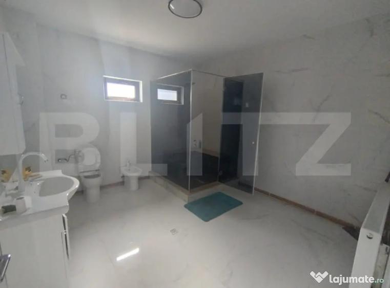 Casă cu 7 camere cu Teren 489 Mp în Central