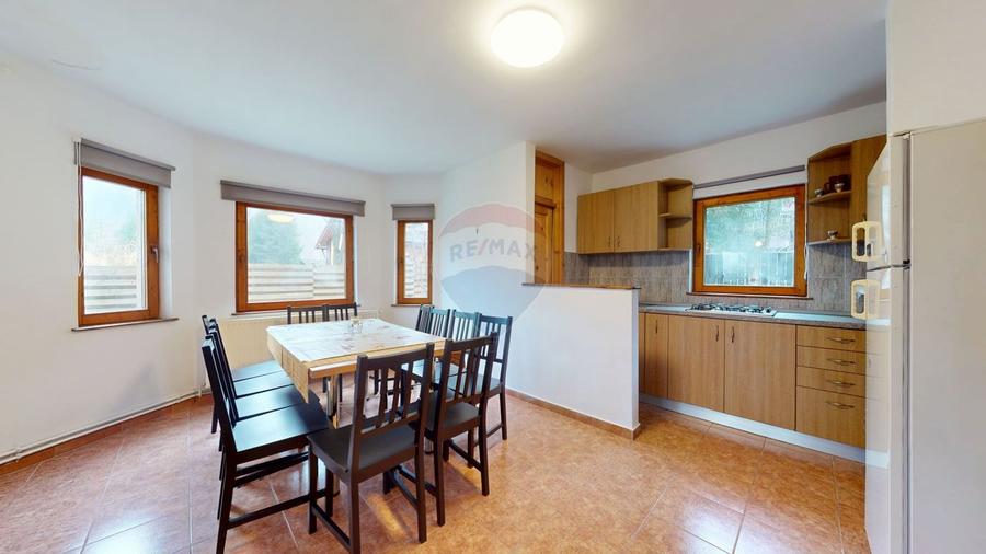 Casă cu 7 camere cu Teren 986 Mp în Plaiul Foii