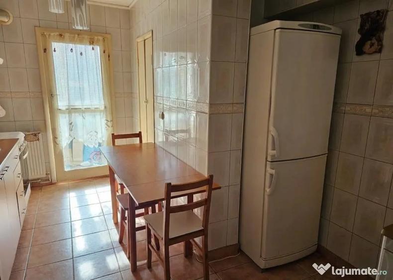 Apartament cu 3 camere decomandat în Răcădău