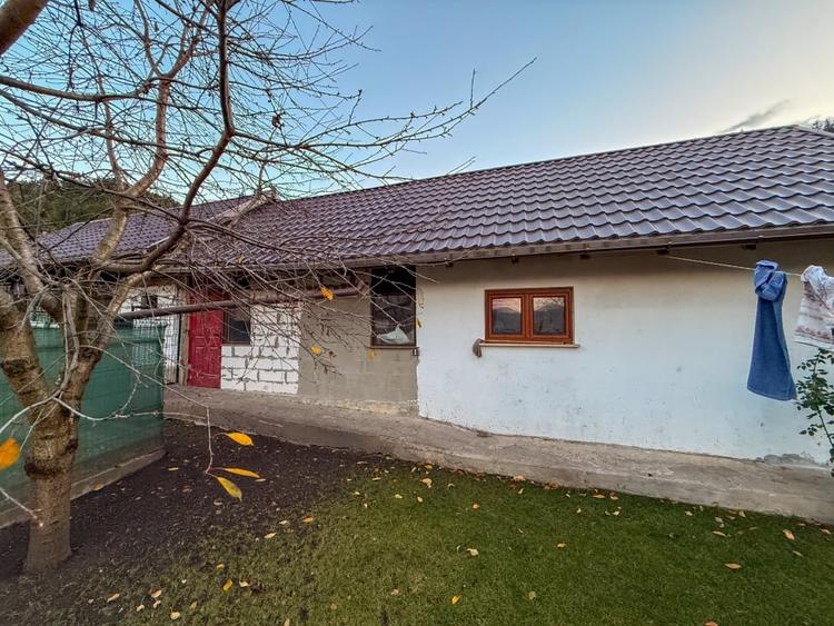 Casă individuală cu 8 camere cu Teren 1318 Mp în Central