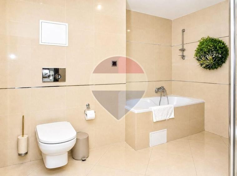 Apartament cu 6 camere semidecomandat, mobilat în Poiana Brașov