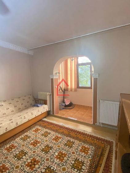 Apartament cu 3 camere semidecomandat, mobilat în Alexandru cel Bun