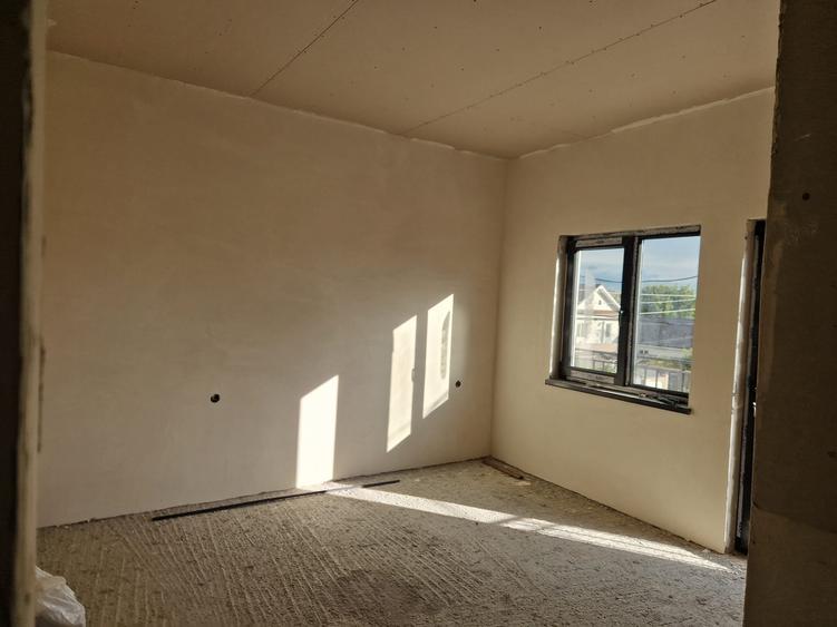 Duplex cu 4 camere cu Teren 180 Mp în Est