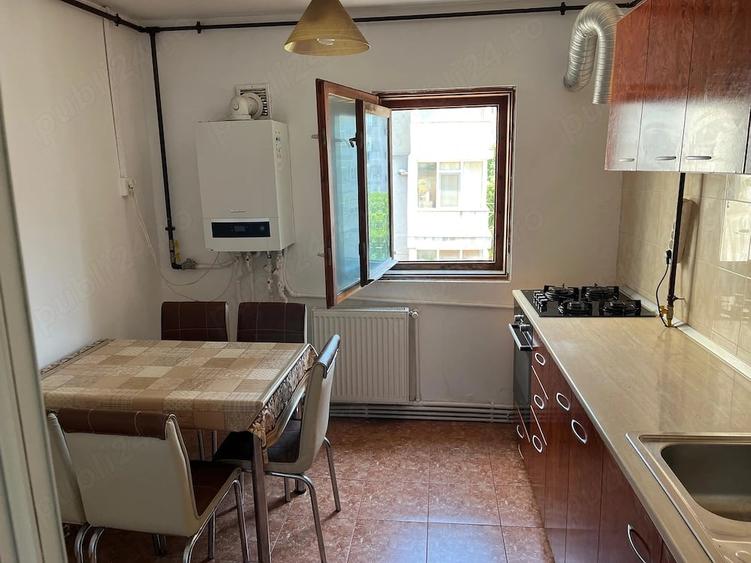 Apartament cu 4 camere decomandat în CET