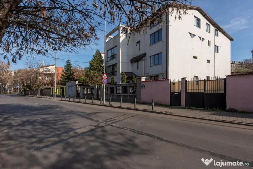 Apartament cu 3 camere decomandat în Drumul Sării